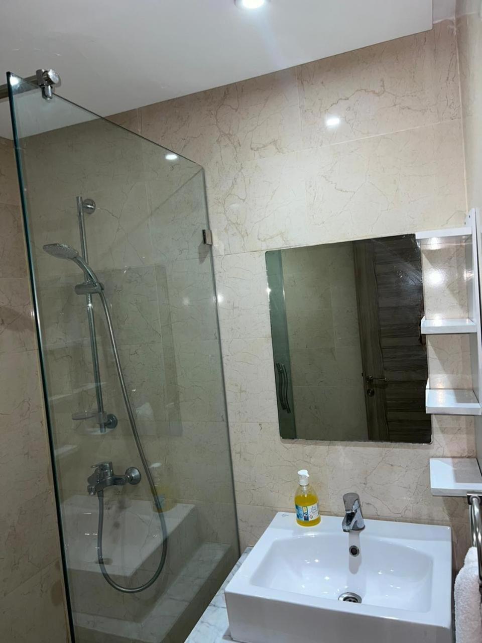 Luxury 1 & Pool Islane Apartment